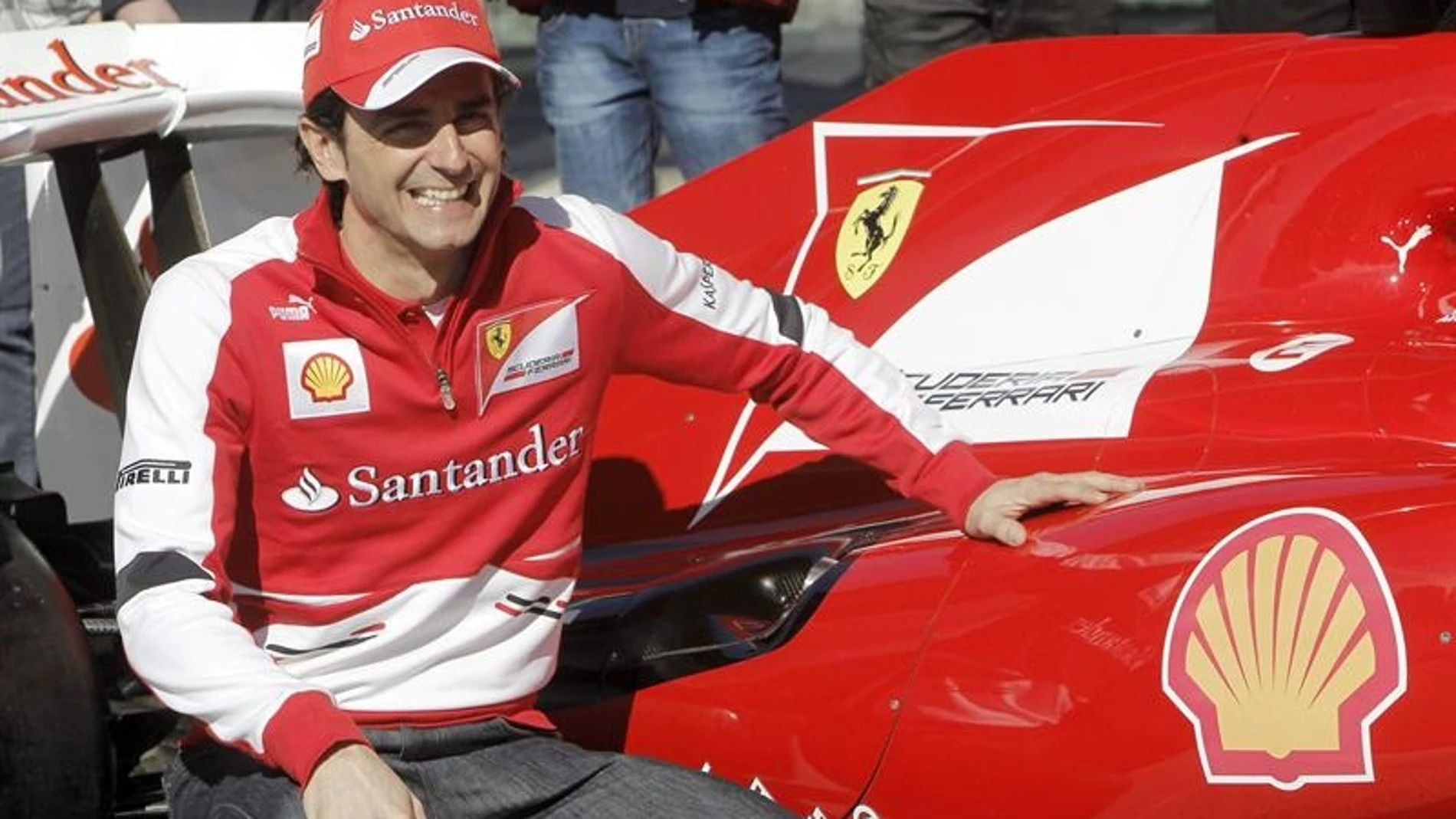 Pedro de la Rosa posa con el Ferrari