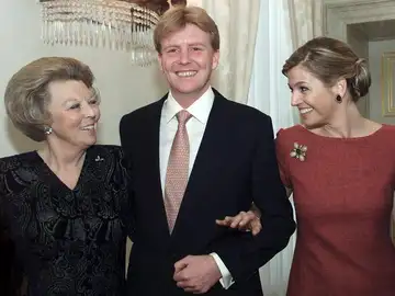 La reina Beatriz junto a hijo, el príncipe heredero Guillermo y Máxima Zorreguieta La reina Beatriz junto a hijo, el príncipe heredero Guillermo y Máxima Zorreguieta