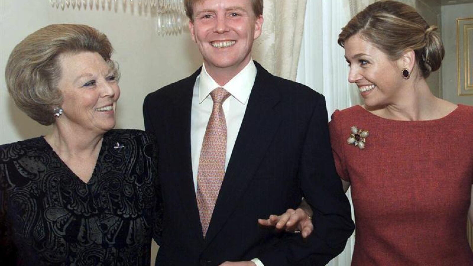 La reina Beatriz junto a hijo, el pr&iacute;ncipe heredero Guillermo y M&aacute;xima Zorreguieta