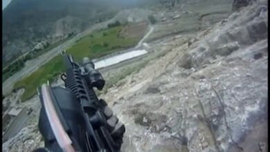 El vídeo de un soldado herido en Afganistán durante un ataque arrasa en Internet