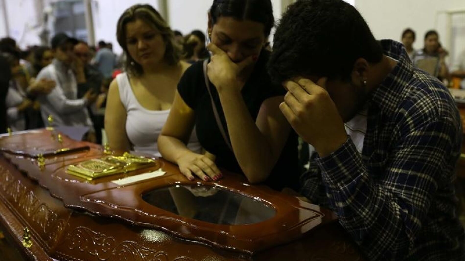 Brasil estremecida tras el incendio de una discoteca