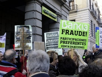 Afectados por las preferentes se manifiestan ante una sede de Bankia 