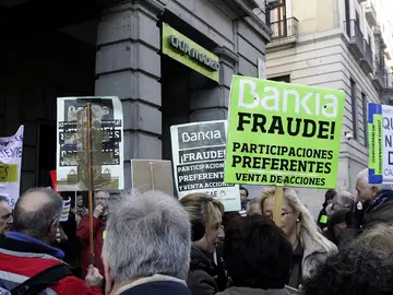 Afectados por las preferentes se manifiestan ante una sede de Bankia Afectados por las preferentes se manifiestan ante una sede de Bankia