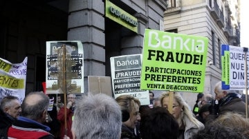 Afectados por las preferentes se manifiestan ante una sede de Bankia 