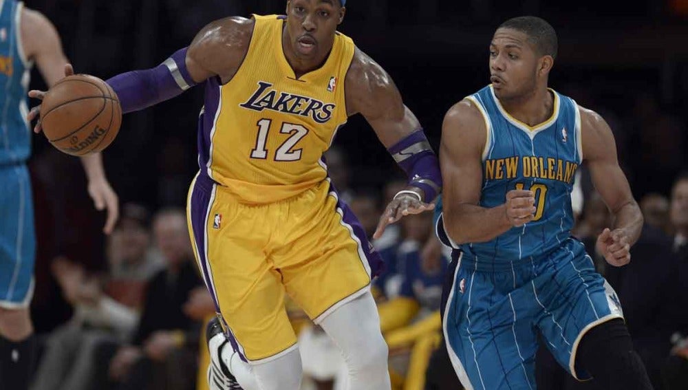Howard conduce un balón ante Eric Gordon