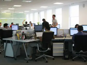 Ambiente de trabajo en una oficina Ambiente de trabajo en una oficina