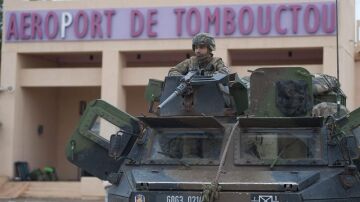 Soldados franceses en el aeropuerto de Tombuctú