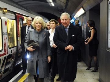 El príncipe Carlos de Inglaterra sube al metro junto a su esposa Camilla