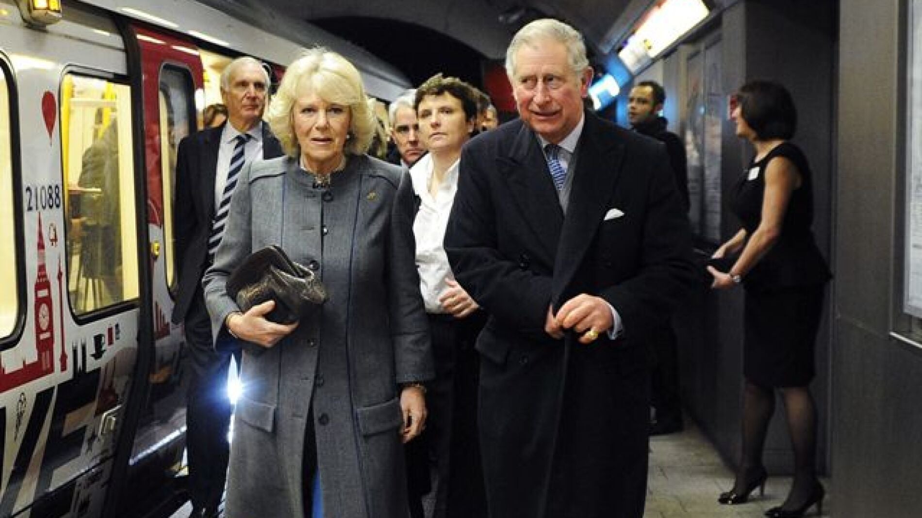 El pr&iacute;ncipe Carlos de Inglaterra sube al metro junto a su esposa Camilla