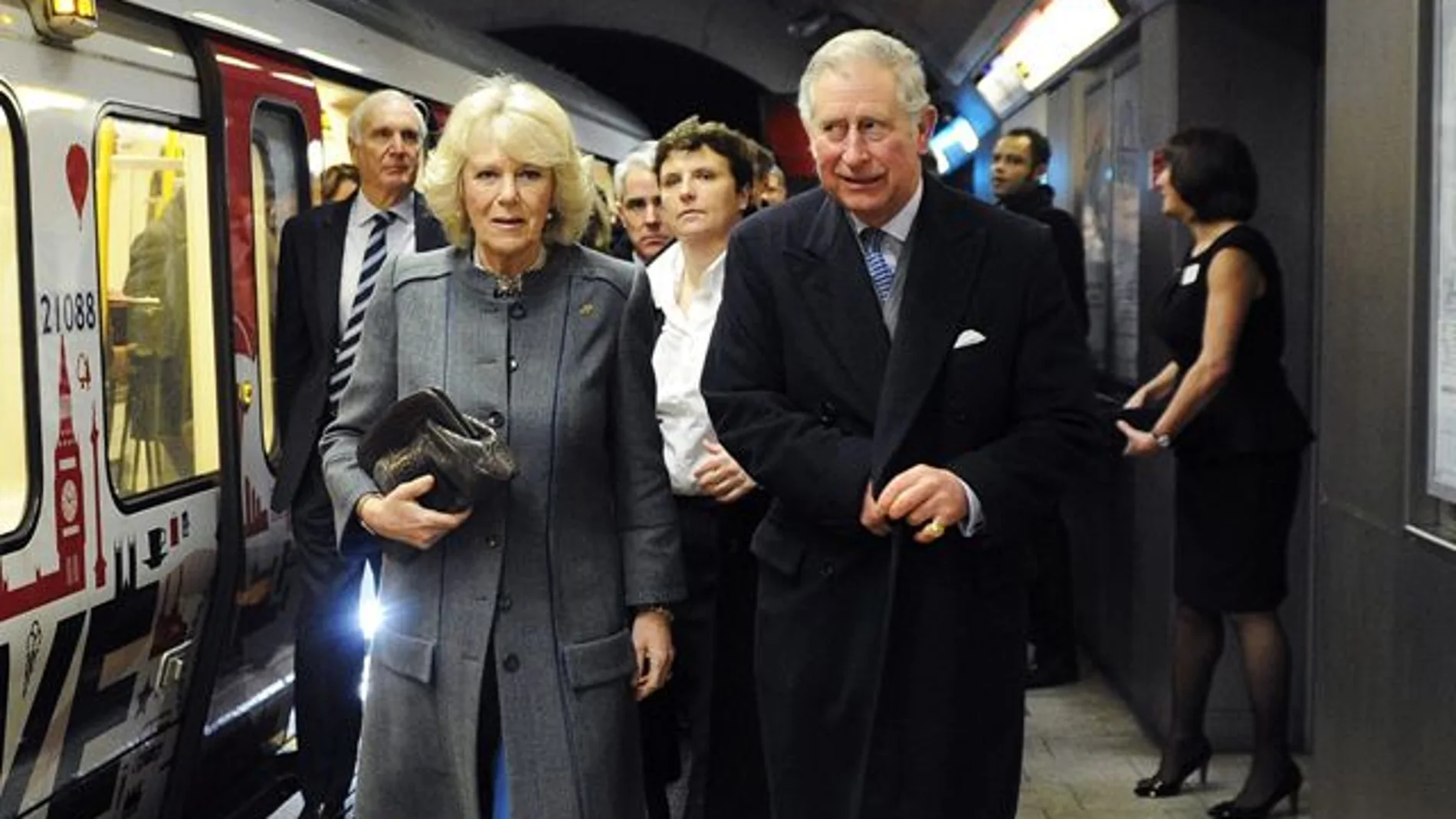 El príncipe Carlos de Inglaterra sube al metro junto a su esposa Camilla El príncipe Carlos de Inglaterra sube al metro junto a su esposa Camilla