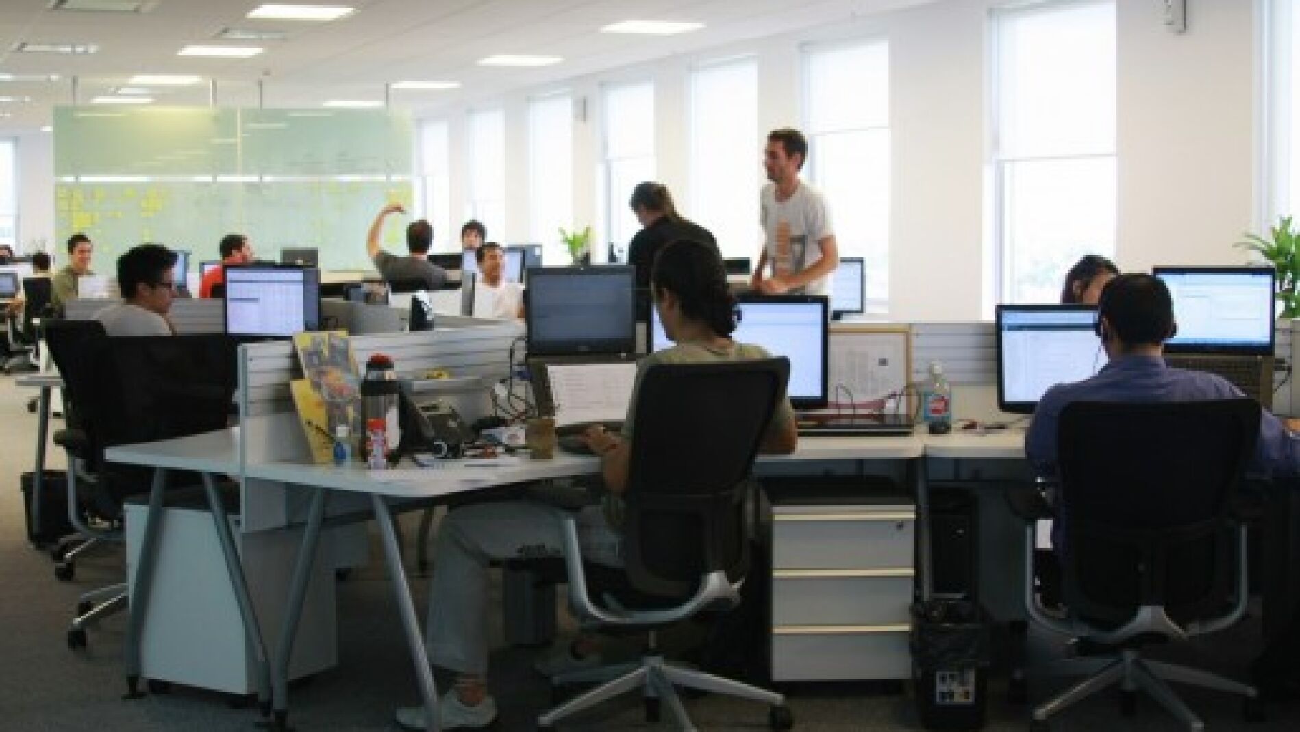 Ambiente de trabajo en una oficina.