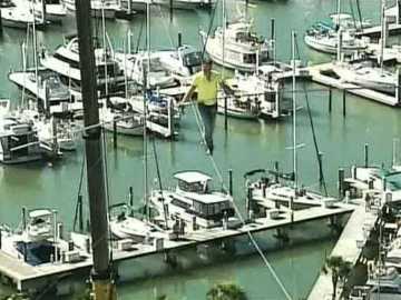 Un funambulista logra cruzar una autopista de Florida a sesenta metros del suelo