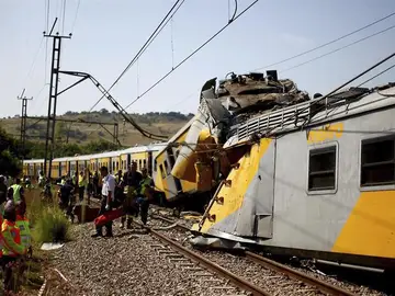 Unos miembros de los servicios médicos llegan para atender a los más de 300 pasajeros heridos Unos miembros de los servicios médicos llegan para atender a los más de 300 pasajeros heridos