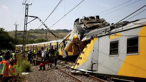 Unos miembros de los servicios médicos llegan para atender a los más de 300 pasajeros heridos Unos miembros de los servicios médicos llegan para atender a los más de 300 pasajeros heridos