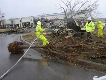 Operarios tratan de levantar un cable en una fábrica de Georgia Operarios tratan de levantar un cable en una fábrica de Georgia