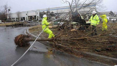 Operarios tratan de levantar un cable en una f&aacute;brica de Georgia