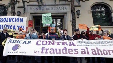 Miles de afectados por las preferentes recuerdan en la calle que el problema 