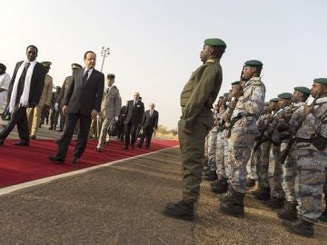 Hollande en el encuentro con las tropas malienses