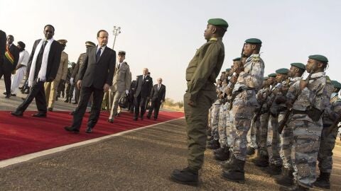 Hollande en el encuentro con las tropas malienses