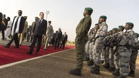 Hollande en el encuentro con las tropas malienses Hollande en el encuentro con las tropas malienses