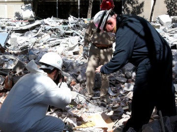 Peritos internacionales participan en las labores de rescate en la sede central de Pemex