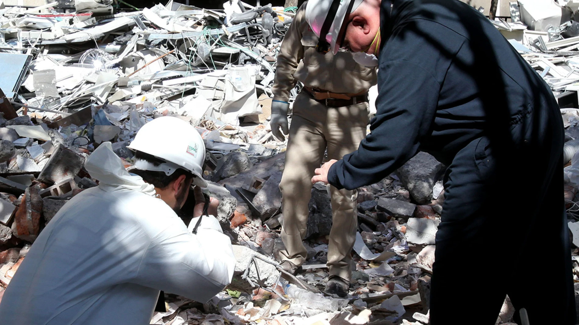Peritos internacionales participan en las labores de rescate en la sede central de Pemex Peritos internacionales participan en las labores de rescate en la sede central de Pemex