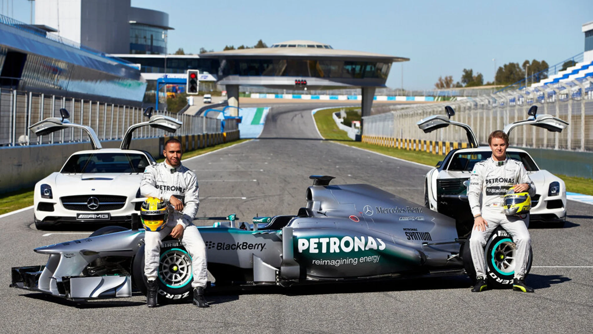 Hamilton y Rosberg con el W04