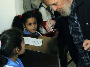 Fidel Castro acude a votar Fidel Castro acude a votar