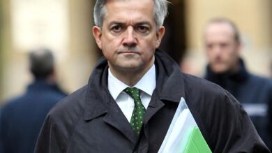 Un exministro británico dimite por pedir a su mujer que asumiera por él una multa de tráfico