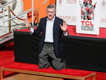 Robert de Niro deja sus huellas en el Teatro Chino Robert de Niro deja sus huellas en el Teatro Chino