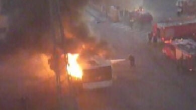 Un autobús escolar se incendia en Lorca con un grupo de estudiantes a bordo