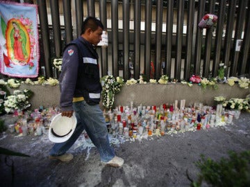 Decenas de velas y flores ante la sede central de Pemex