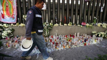 Decenas de velas y flores ante la sede central de Pemex