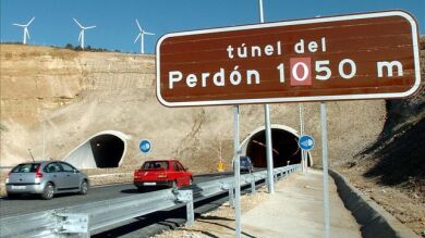 Arden varios vehículos en un accidente en los túneles de El Perdón, en Navarra
