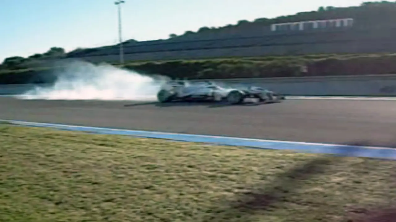 Accidente de Hamilton en su debut con Mercedes