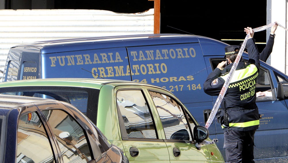 Un polícia local en la zona donde ha sido asesinada una mujer en Ciudad Real