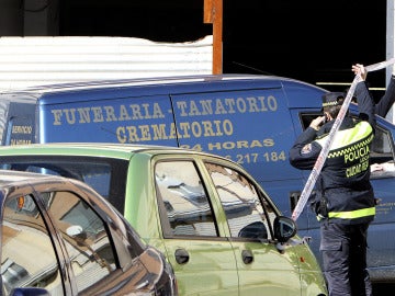 Un polícia local en la zona donde ha sido asesinada una mujer en Ciudad Real