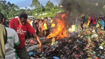 Una mujer quemada viva en Papúa Nueva Guinea