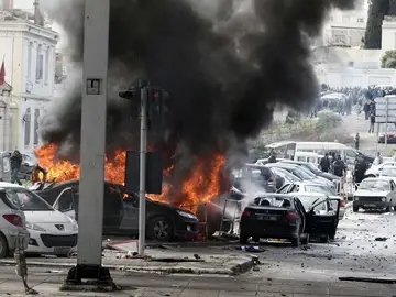 Varios vehículos son incendiados a la entrada del cementerio de El Yelez Varios vehículos son incendiados a la entrada del cementerio de El Yelez