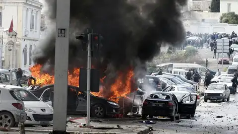 Varios vehículos son incendiados a la entrada del cementerio de El Yelez Varios vehículos son incendiados a la entrada del cementerio de El Yelez