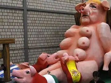 Merkel amamanta a los países menos ricos de Europa en una figura del carnaval de Colonia Merkel amamanta a los países menos ricos de Europa en una figura del carnaval de Colonia