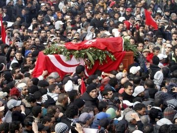 Varias personas portan el féretro del político opositor tunecino Chukri Bel Aid