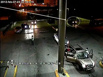 Coche en el que intentaron acceder los inmigrantes Coche en el que intentaron acceder los inmigrantes
