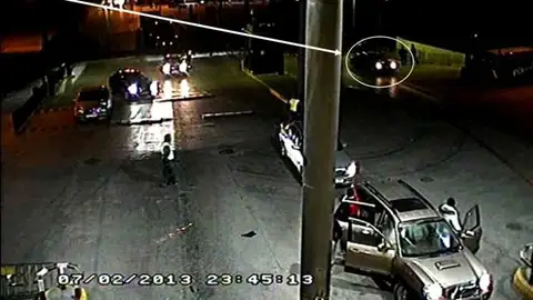 Coche en el que intentaron acceder los inmigrantes Coche en el que intentaron acceder los inmigrantes