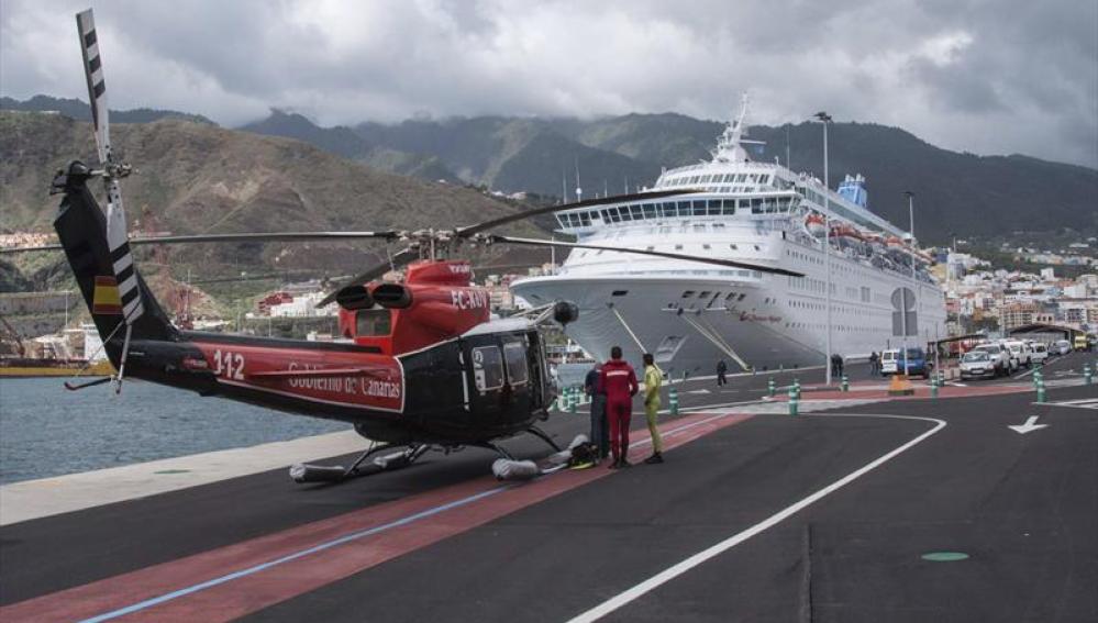 Un helicóptero delante del Majesty en La Palma