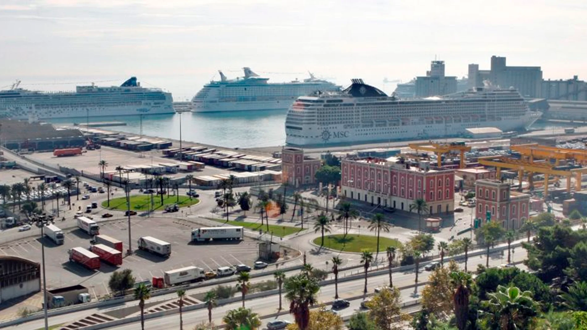 Vista general del puerto de Barcelona Vista general del puerto de Barcelona