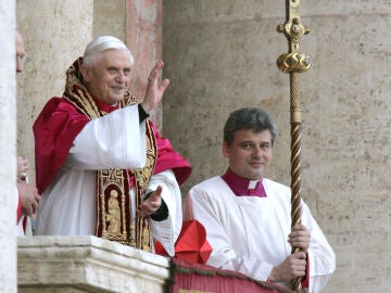 Benedicto XVI tras su elección 