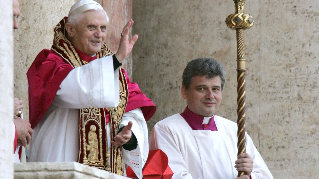 Benedicto XVI tras su elecci&oacute;n 
