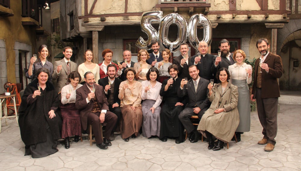 Los actores brindan por los 500 capítulos