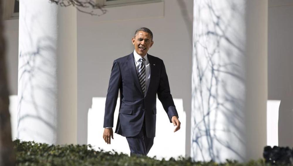 El presidente de Estados Unidos, Barack Obama, sale de la Casa Blanca en Washington